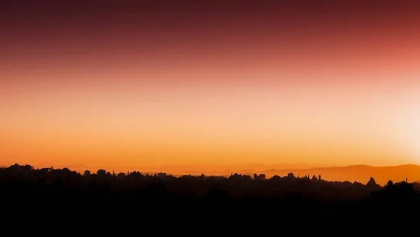 Horizontal rouge orange vif coucher de soleil turc horizon silhouette ba — Photo