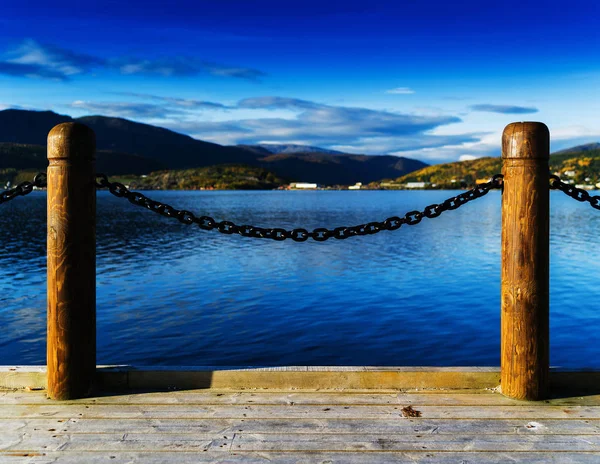 Yatay canlı Norveç fiyordu okyanus manzara pier kompozisyon b