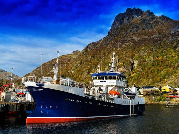 Horizontal vívido Noruega barco fiordo montaña paisaje fondo —  Fotos de Stock