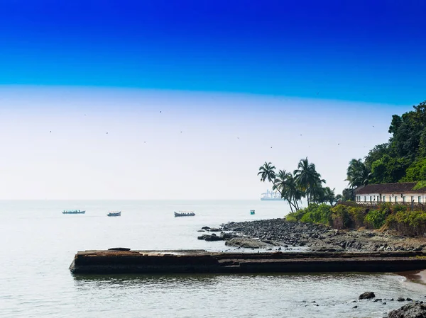 Horizontal vívido Indian praia cais com pássaros paisagem backgrou — Fotografia de Stock