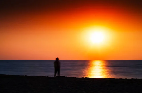 Horizontal lebendige Begegnung Meer Sonnenuntergang einsamer Mann Abstraktion lan — Stockfoto