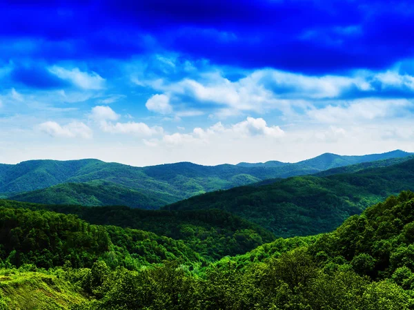 Horizontal colinas vivas frescas paisagem com paisagem nublada backgroun — Fotografia de Stock