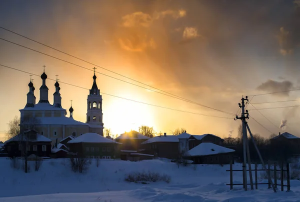 Igreja de inverno na Rússia durante o pôr do sol — Fotografia de Stock