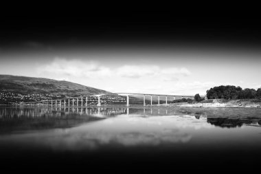 Yansıma manzara ile siyah ve beyaz Norveç köprü