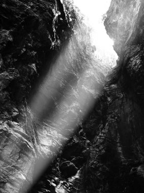 Işık ışını ile dikey canlı Yunanistan Kanyon