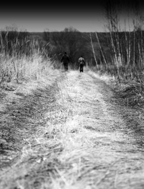 İki adam arka plan ile dikey sonbahar yol