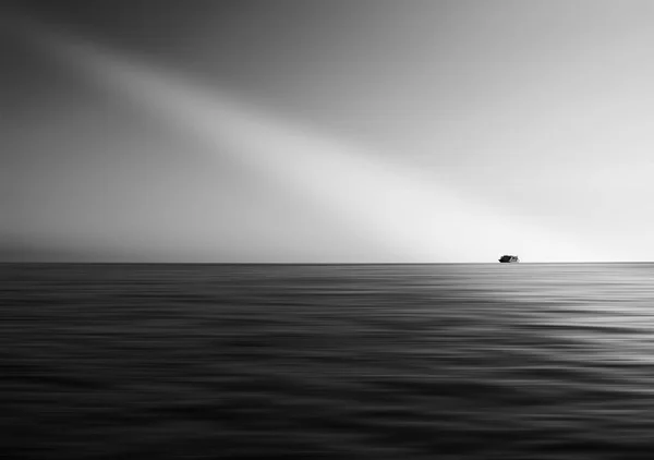 Nave in oceano con perdita di luce — Foto Stock