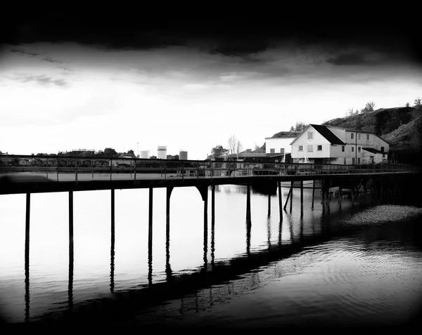 Ponte diagonale della Norvegia sull'oceano — Foto Stock