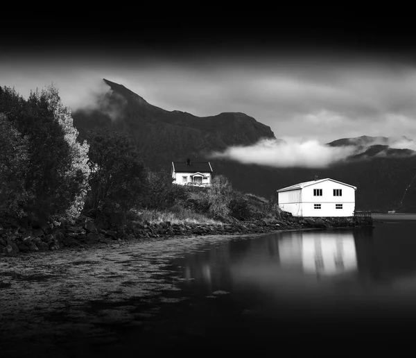 Cabina Noruega con reflejos de agua —  Fotos de Stock