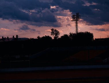 Aydınlatma kulesinin siyah silueti