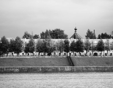 Rusya arka planında siyah beyaz nehir rıhtımı