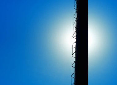 Metalik merdiven arka planına sahip sanayi kulesi