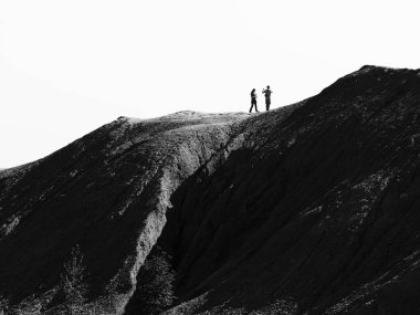 Kız ve erkek dramatik siyah ve beyaz tepe manzarası