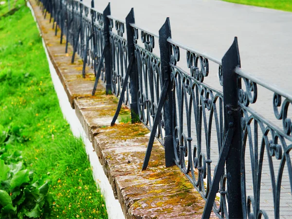 老式铸铁围栏防波堤背景 — 图库照片