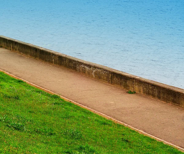 Sentiero diagonale sullo sfondo del molo del fiume — Foto Stock