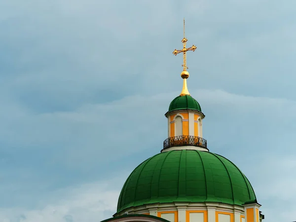 Çapraz mimari geçmişi olan ortodoks yeşil kilise kubbesi — Stok fotoğraf