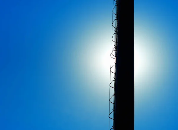 Industriële toren met metalen ladder achtergrond — Stockfoto