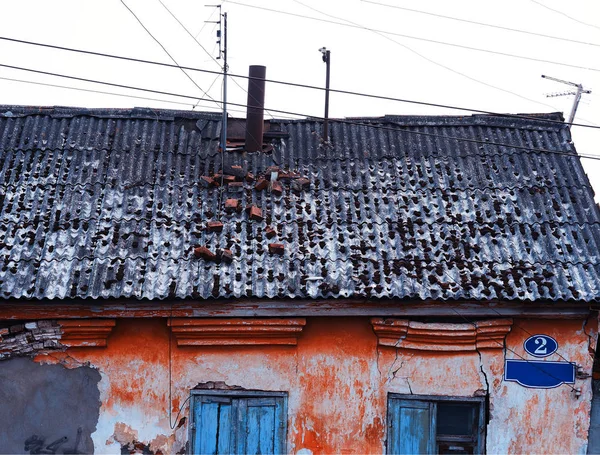 Techo destruido de la casa abandonada arquitectura de fondo Imagen De Stock