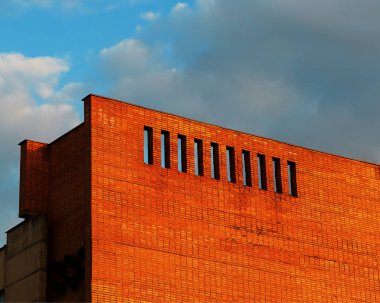 Dramatik mimari geçmişi olan tuğla bina