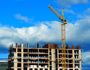 Endüstriyel vinç mimarisinin yardımıyla bina inşa ediliyor.