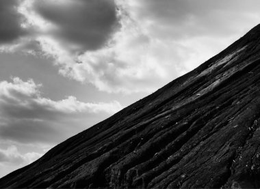 Dramatik siyah beyaz dağ yamacı arka planı