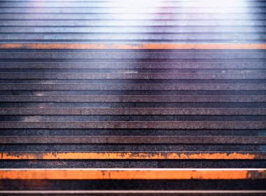 Üst kattaki ulaşım arka planında ışık ışınları