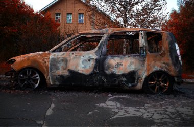 Trafik kazasında yanmış araba taşıma arkaplanı