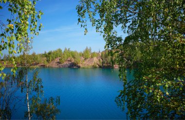 Yaz nehri arka planında kumsal