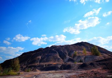 Toprak manzarasından oluşan dramatik bir dağ