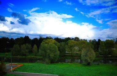 Park arkaplanının üzerinde beyaz bulutlar