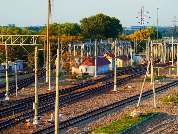 Alla stazione ferroviaria durante il tramonto sfondo trasporto — Foto Stock