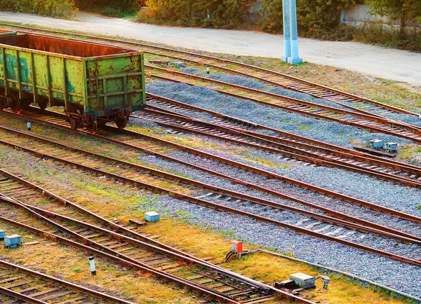 Ferrovie diagonali vuote con uno sfondo di auto — Foto Stock