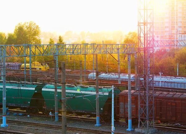 火车站交通背景上戏剧性的落日 — 图库照片