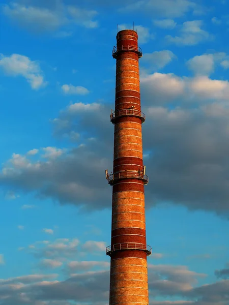 Industriële schoorsteen tijdens dramatische zonsondergang achtergrond — Stockfoto