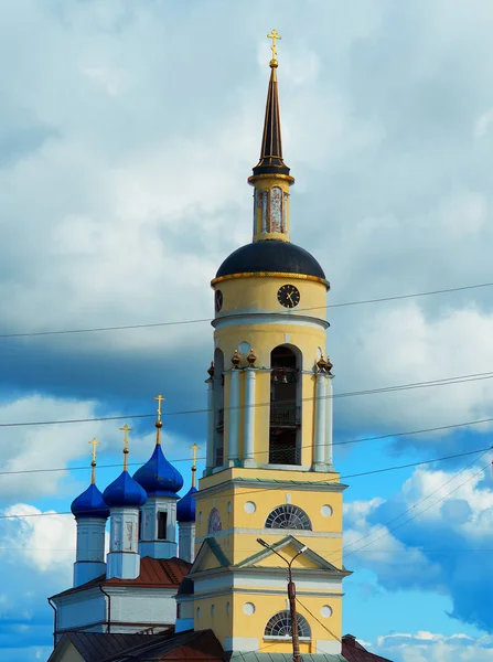 Chiesa russa con torre gialla sullo sfondo architettura — Foto Stock