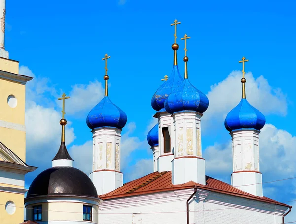 Múltiplas cúpulas azuis de fundo arquitetura templo ortodoxo — Fotografia de Stock