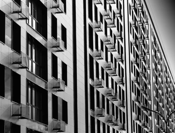 Minimalistisch zwart-wit gebouw met meerdere balkons — Stockfoto