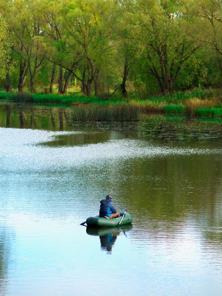 Pescador em fundo paisagem barco — Fotografia de Stock