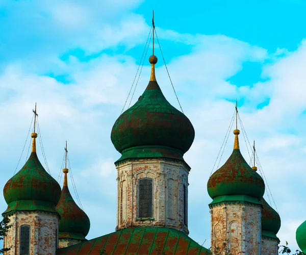 Igreja com cúpulas verdes arquitetura fundo — Fotografia de Stock