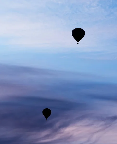 Silhouette von zwei Ballons im Hintergrund des Sonnenuntergangs — Stockfoto