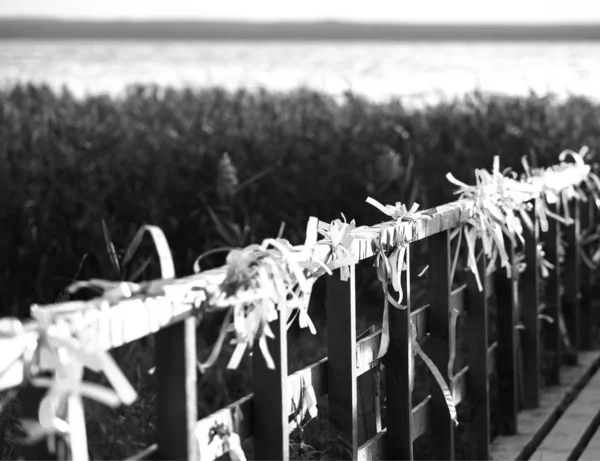 Cintas blancas y negras en el fondo de la cerca del muelle —  Fotos de Stock