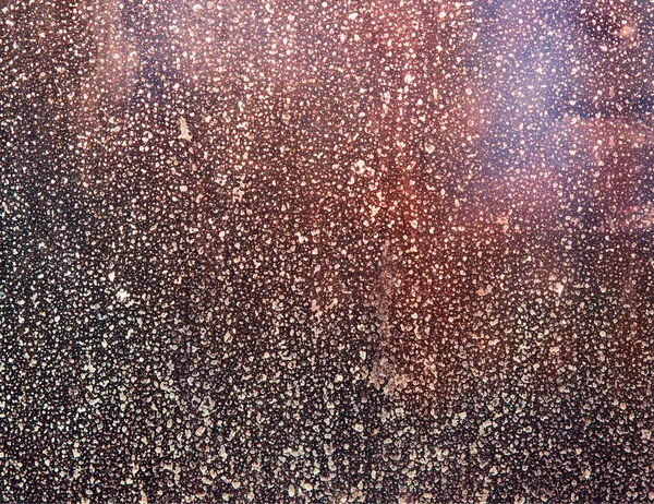 Драматическая утечка света на грязном фоне окна — стоковое фото