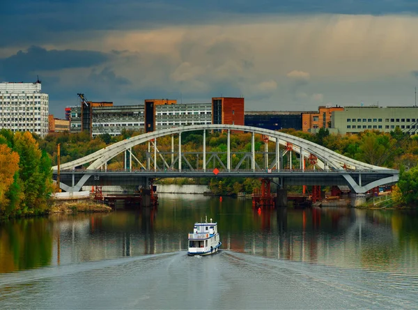 Ship under the bridge in Moscow transportation background — Stock Photo, Image