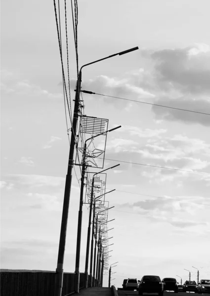 Kırsal yol arka planında lamba direkleri — Stok fotoğraf