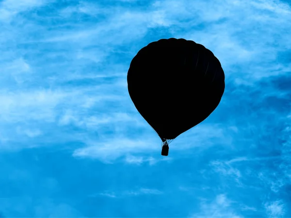 Black outline of balloon in blue sky background — ストック写真