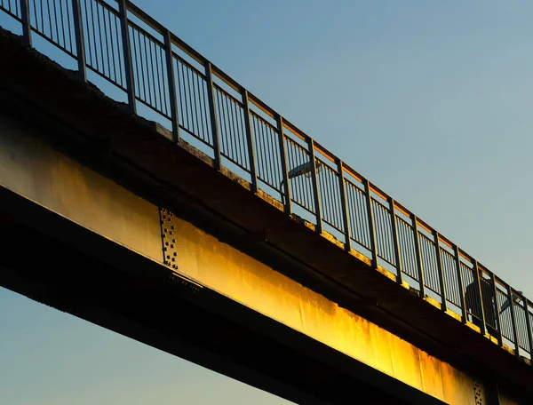 Ponte diagonal dramática durante o pôr do sol fundo — Fotografia de Stock