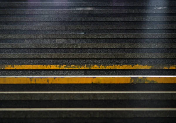Cidade dramática no andar de cima com fundo de linha amarela — Fotografia de Stock
