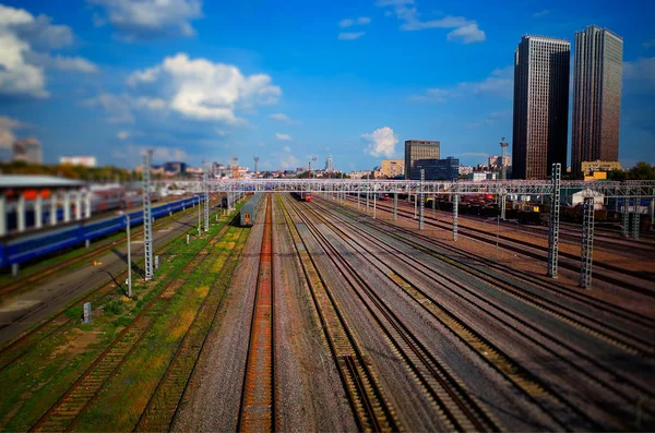 Eisenbahnen im Hintergrund der Stadt Moskau — Stockfoto