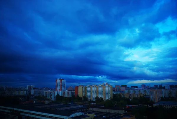曇り空の天気の背景の間にモスクワ市 — ストック写真