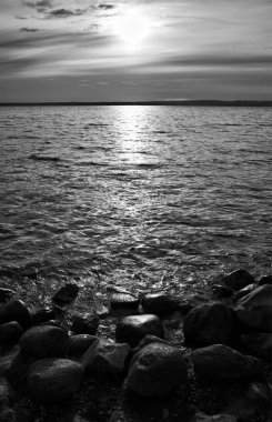 Kuzey nehri arka planında dramatik gün batımı